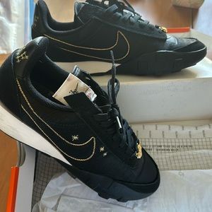 Nike Waffle Racer 2X, size 10, black and gold